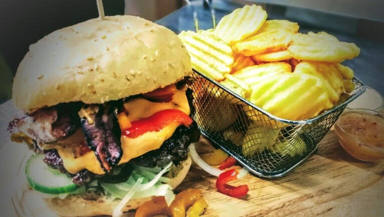 Burger mit Pommes von Cafe Pub Franziska