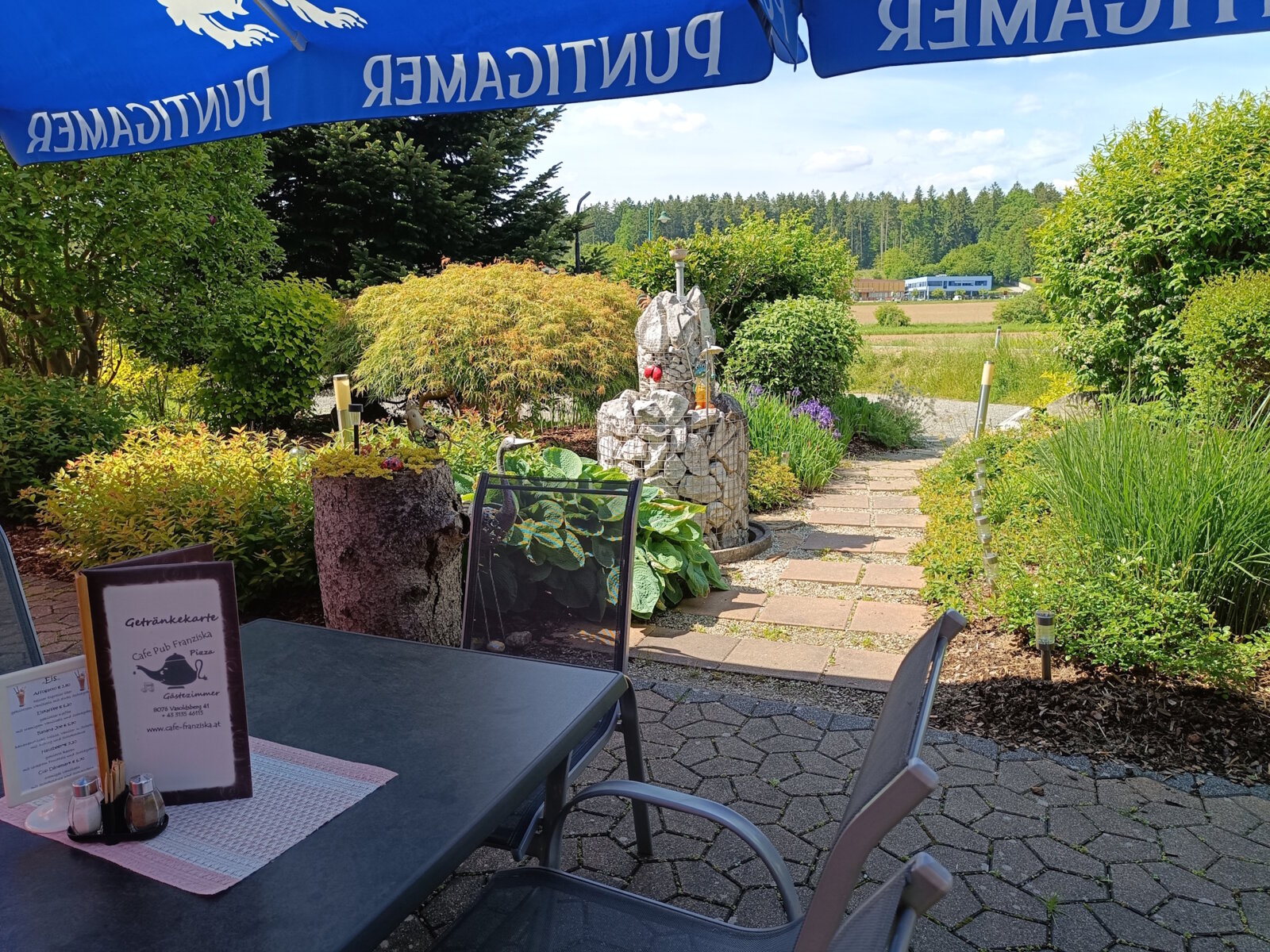 Durchgang im Garten bei Cafe Pub Franziska